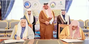  ??  ?? رئيس مجلس إدارة جمعية «أحياها» الشيخ صالح بن حميد يوقع إحدى االتفاقيات.
