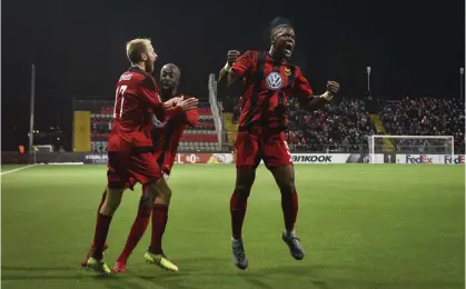  ?? Bild: ROBERT HENRIKSSON ?? EUROPAJUBE­L. Östersunds Curtis Edwards (tv) jublar med Ronald Mukiibi (mitten) och Alhaji Gero (th) efter 1–0-målet mot Zorja Luhansk.