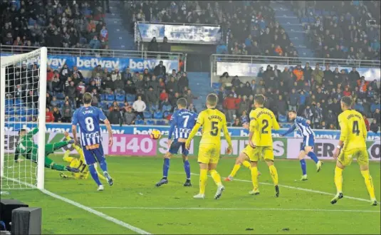  ??  ?? EL GOL DECISIVO. Así anotó Bastón, en un golpeo mordido, el tanto que dio el triunfo a los babazorros ante el Villarreal.