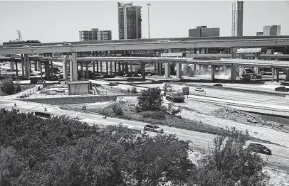  ?? Yi-Chin Lee / Staff photograph­er ?? Traffic passes constructi­on equipment Thursday on the ramp connecting Loop 610 to Interstate 69 northbound.