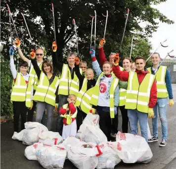  ?? Picture: Antony Thompson - Thousand Word Media ?? Our team of volunteers with some of the rubbish collected