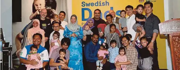  ?? [FOTO NURUL SHAFINA JEMENON/BH] ?? Azizah bersama peserta selepas merasmikan pameran fotografi Malaysia Dads anjuran IKEA Malaysia dan Kedutaan Sweden, di Kuala Lumpur, semalam.