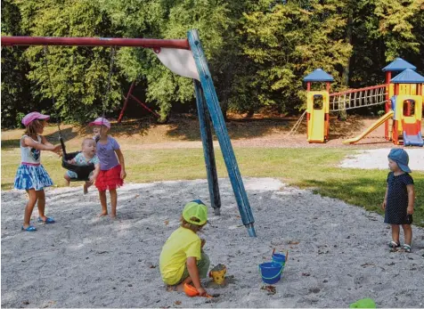  ?? Fotos: Anja Fischer ?? Der Spielplatz an der Heilig Kreuz Straße in Wehringen bietet für jedes Alter etwas.