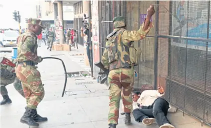  ??  ?? Jezive snimke s ulica Hararea – vojnici bičuju jednog prosvjedni­ka dok leži na podu