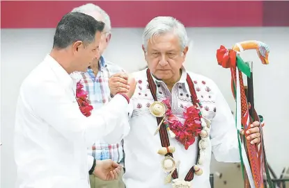  ?? NELLY SALAS ?? El gobernador Alejandro Murat entrega el bastón de mando a López Obrador.