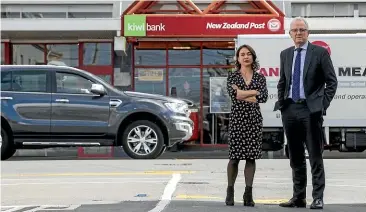  ?? ROBERT KITCHIN/STUFF ?? Wellington Labour MPS Ginny Anderson and Greg O’connor are concerned at the impact of the closure of the Petone Kiwibank.