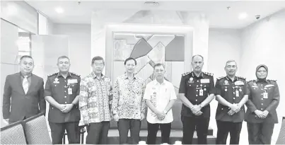  ?? ?? KENANGAN: Joachim (empat kanan) merakamkan gambar kenangan bersama Timbalan Menteri Dalam Negeri II Datuk Jonathan Yassin (empat kiri).
