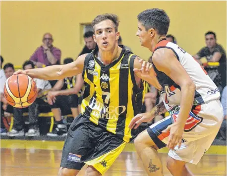  ?? SEBASTIÁN CORTÉS-LA NUEVA., ?? el base aurinegro, intenta desprender­se de Matías Eidintas. El juvenil estuvo efectivo en el final.