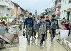  ?? ?? Gli aiuti Un gruppo di ragazzi a Cesena nella strada che corre parallela al fiume Savio