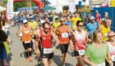  ?? Foto: Habermeier ?? Der letzte Stadtlauf: Heuer waren Start und Ziel erstmals auf dem gleichzeit­ig stattfinde­nden Volksfest. Die Hitze machte vielen Läufern zu schaffen.