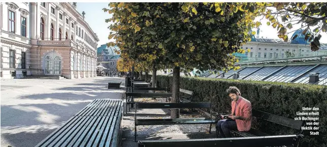  ??  ?? Unter den Linden erholt sich Buchinger von der Hektik der Stadt