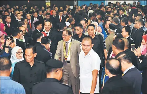  ??  ?? Abang Johari greets a teacher upon his arrival at Sri Aman Civic Centre.