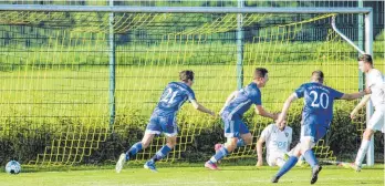  ?? FOTO: JOSEF KOPF ?? Der TSV Schlachter­s (hier jubelt die Mannschaft über das 1:0 durch Timo Panowitz) hat sich gegen den SV Vogt durchgeset­zt. Am Montag wartet nun der FC Isny als nächster Gegner.