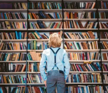  ?? Foto: Imago Images ?? Wenn einem die Bücher verschloss­en bleiben: Über 20 Millionen Menschen können in Deutschlan­d nicht gut genug lesen, um literarisc­he Texte zu verstehen.