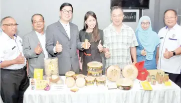  ??  ?? Junz (third from left) with members of Sabah Bird’s Nest Associatio­n at the briefing program.