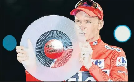  ?? FRANCISCO SECO / AP ?? Chris Froome besa el trofeo que recibió en Madrid como campeón de la Vuelta 2017