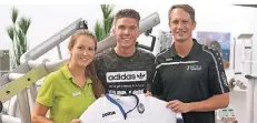  ??  ?? Wurde in Kleve fit gemacht: Robin Gosens (M.) mit seinen salvea-Trainern Janine Holzky und Sebastian Kaul.