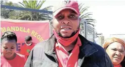  ?? Picture: NOMAZIMA NKOSI ?? AIMING HIGH: EFF deputy president Floyd Shivambu, flanked by party supporters in Motherwell, says the party will win an outright majority in Nelson Mandela Bay