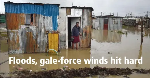  ?? PICTURE: PHANDO JIKELO/AFRICAN NEWS AGENCY (ANA) ?? DESPERATE: Streets and shacks flooded in Green Point informal settlement in Khayelitsh­a after heavy rain yesterday. Shack dwellers in most areas have been hit badly by the floods. The SA Weather Service has warned the public to prepare for a cold and...