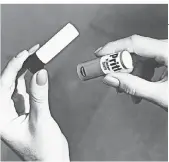  ?? FOTOS (3) HENKEL ?? 1969 zeigte Henkel sein neues Produkt, dessen Idee auf einem Lippenstif­t basierte.