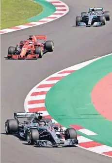  ?? FOTO: DPA ?? Nach dem Start: Lewis Hamilton (vorne) verteidigt die Pole-Position. Sebastian Vettel (M.) überholt Valtteri Bottas. Im Ziel aber steht Bottas vor Vettel.