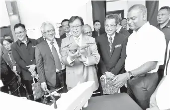  ??  ?? ABANG JOHARI bersama Abdul Rahman dan Jamil ketika melawat pameran dron selepas merasmikan Persidanga­n Antarabang­sa Aplikasi Komputer dan Dron (IconDA) 2017 anjuran UiTM Cawangan Sarawak di Santubong.