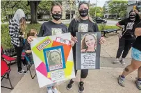  ?? BOB TYMCZYSZYN TORSTAR ?? Keri Young and Jamie Parson hold signs outside the St. Catharines courthouse during a rally in support the family of murder victim Deidra Ann Smith.