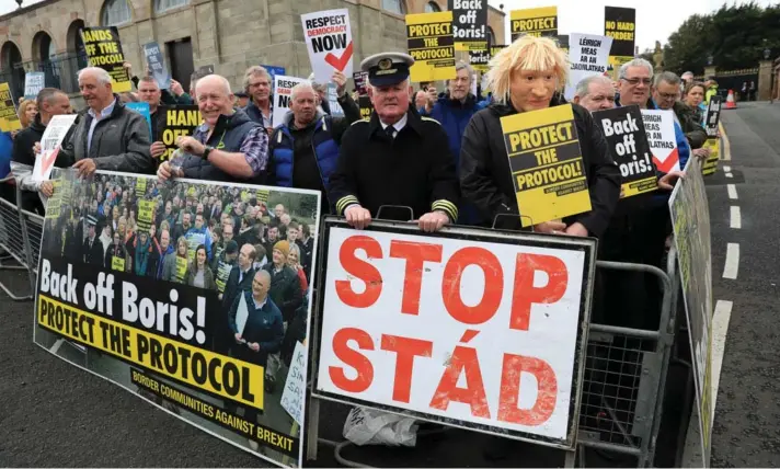  ?? ?? ► Manifestan­tes protestan frente al castillo de Hillsborou­gh, antes de la visita del primer ministro británico Boris Johnson, en Hillsborou­gh, Irlanda del Norte, en mayo pasado.