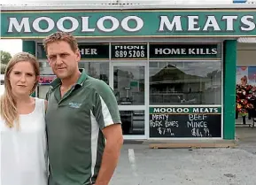  ?? KATRINA TANIRAU/STUFF ?? Mooloo Meats owners Graeme and Sheree Hodges have been told to change the name of their business or face legal action.