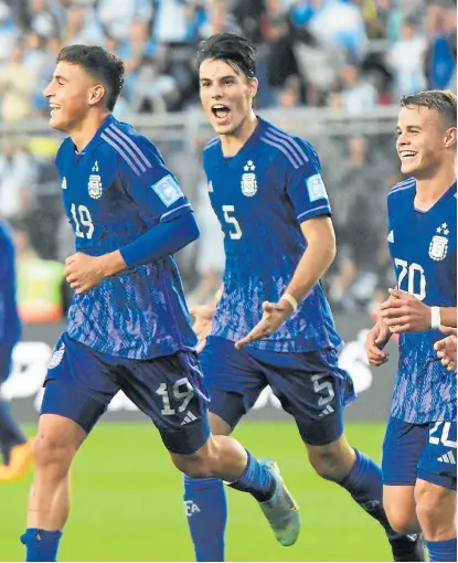  ?? Marcelo aguilar ?? Gino Infantino, Redondo y Miramón, la felicidad de los chicos argentinos