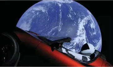  ?? Especial ?? El Tesla Roarster y Starman, viajando a una órbita heliocéntr­ica, que estará entre la Tierra y Marte. /