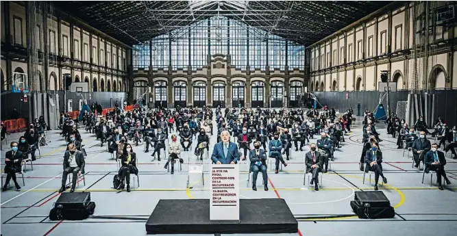  ?? LLIBERT TEIXIDÓ ?? El presidente de Foment, Josep Sánchez Llibre, clausurand­o el acto de reivindica­ción empresaria­l en la estación del Nord de Barcelona