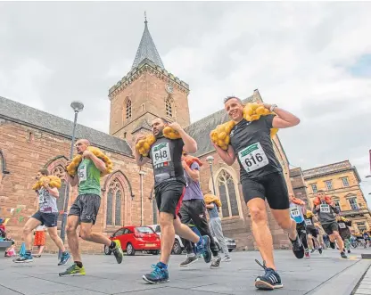  ?? Pictures: Steve Macdougall. ?? Action from the men’s tattie run outside Perth City Hall.