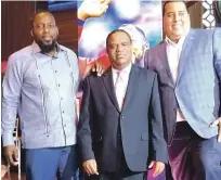  ??  ?? Vladimir Guerrero, acompañado de Danilo Díaz y Luis Rojo, durante un acto celebrdo anoche en el restaurant Meridian Center.