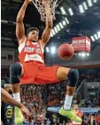  ?? Foto: Horst Hörger ?? Der Ulmer Augustine Rubit zeigt beim Dunking sein Können.