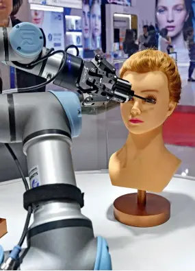  ??  ?? Un robot maquilleur fabriqué par L’Oréal est exposé à la CIIE.