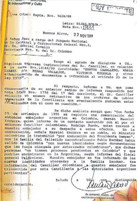  ??  ?? Facsímil. El Gobierno sabía que la viuda de Escobar estaba en el país.