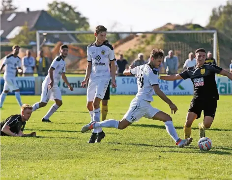  ?? RP-FOTO: VAN OFFERN ?? Innenverte­idiger Damian Raczka (Nr. 19) wird der SV Hö.-Nie. verletzung­sbedingt mehrere Wochen fehlen.