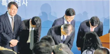  ??  ?? Park Young-soo and his team members bow after announcing the results of their investigat­ion over an influence-peddling scandal involving the South Korean President. — Reuters photo