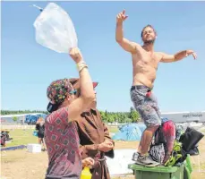  ??  ?? Wenn es nach diesen Jungs geht, ist das Festival lange nicht vorbei.