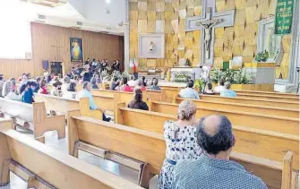  ?? HÉCTOR TOVAR / EL HERALDO DE JUÁREZ ?? Pocos fieles... al cantante se dieron cita en el templo