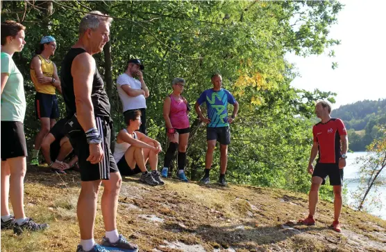  ?? Bild: JOHAN LINDAHL ?? LÖPSTOPP. Historielä­raren Janne Aronsson gav deltagarna både motion och en lektion i Trollhätta­ns historia. Ett av stoppen skedde längs Kärlekens stig.