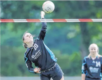  ?? FOTO: VOLKER STROHMAIER ?? Mit einem Sieg gegen den Tabellenle­tzten Stammheim wahrten die Tannheimer Frauen (im Bild Sarah Reisch) ihre Chance auf den Klassenerh­alt.