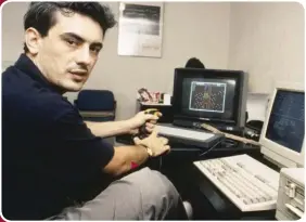  ??  ?? » José Antonio Morales en las oficinas de Ópera Soft mientras testea una de sus obras en un Amstrad CPC.