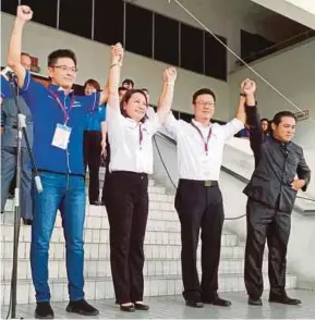  ?? PIC BY MOHD ROJI KAWI ?? The four candidates running for the Sibu parliament­ary seats at Dewan Suarah Sibu yesterday.