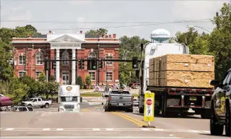  ?? PHOTOS BY STEPHEN B. MORTON/SMORTON@AJC.COM ?? Vehicles drive near the Pierce County Courthouse on Monday in downtown Blackshear. “Rural Georgia is suffering,” said the editor of the Blackshear Times.