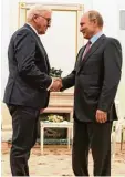  ?? Foto: Bernd von Jutrczenka, dpa ?? Begegnung im Kreml: Wladimir Putin begrüßt Frank Walter Steinmeier zum Gespräch.