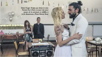  ??  ?? Diane Kruger (Katja), qui danse ici avec Numan Acar (Nuri), ne peut rien pour sauver de la caricature ce téléfilm à la fin désastreus­e. (Photo Warner Bros)