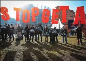  ??  ?? Des opposants à l’accord, mercredi, devant le Parlement européen.