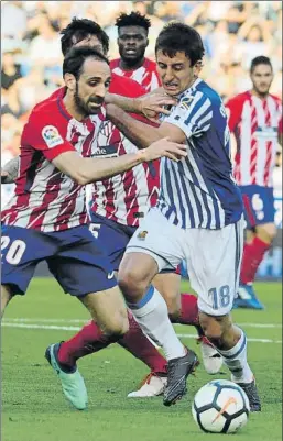  ?? FOTO: UNCITI ?? Mikel Oyarzabal supera por fuerza a Juanfran en Anoeta